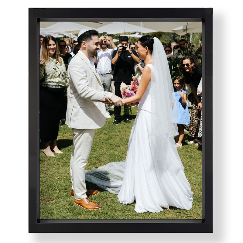 שוגיס על הקיר