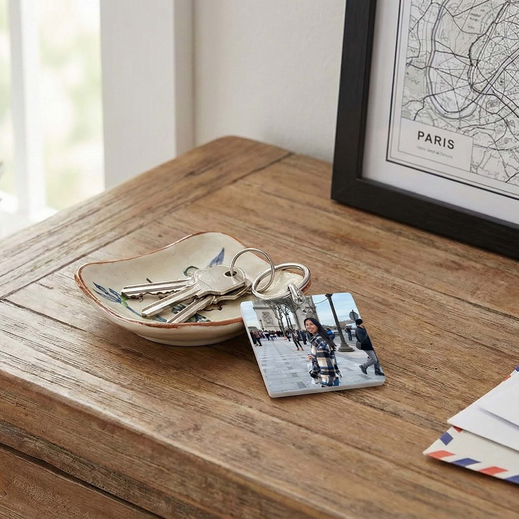 מחזיק מפתחות ריבוע עם תמונה אישית מודפסת בעיצוב סימטרי - שוגיס.