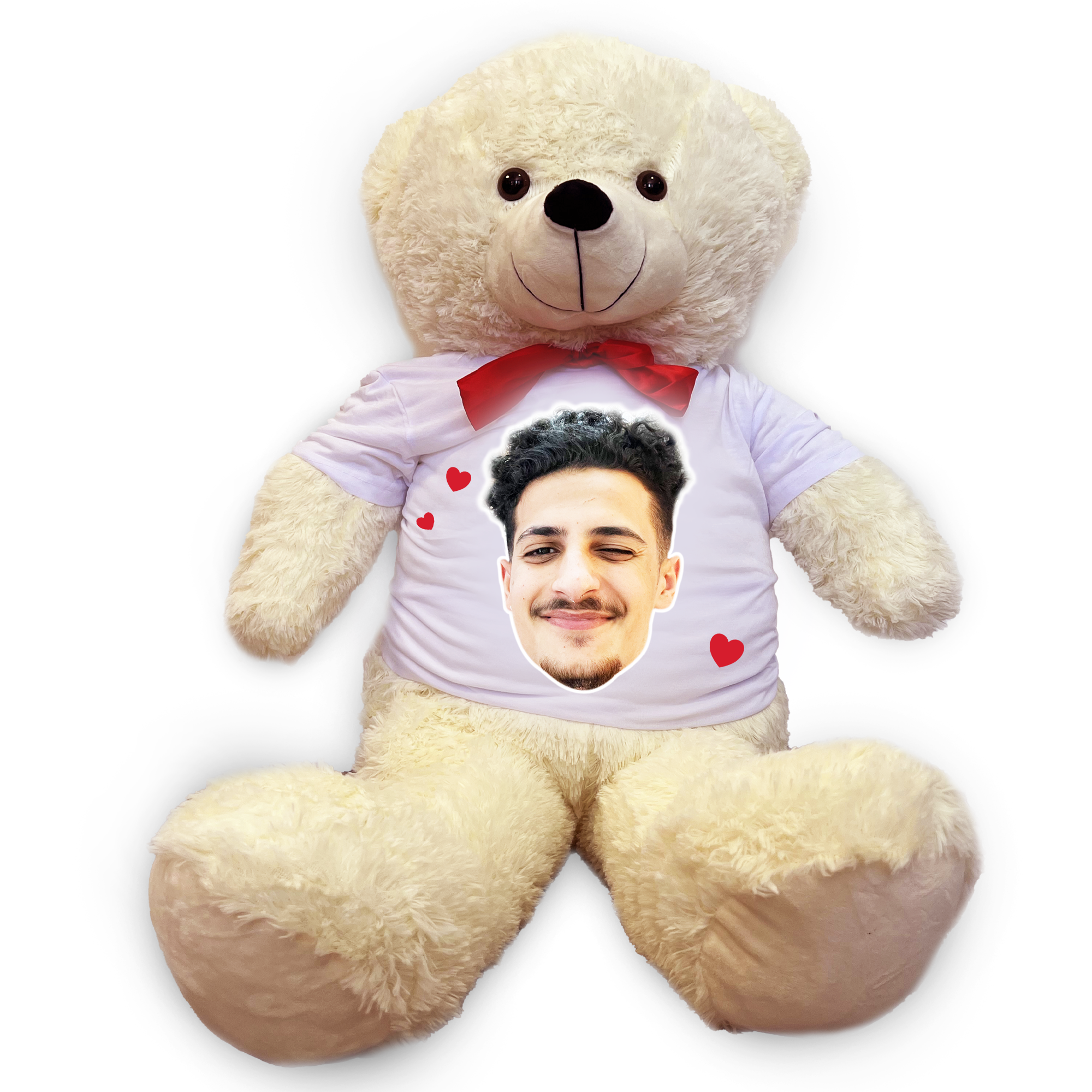 דובי לבן עם חולצה ופרצוף