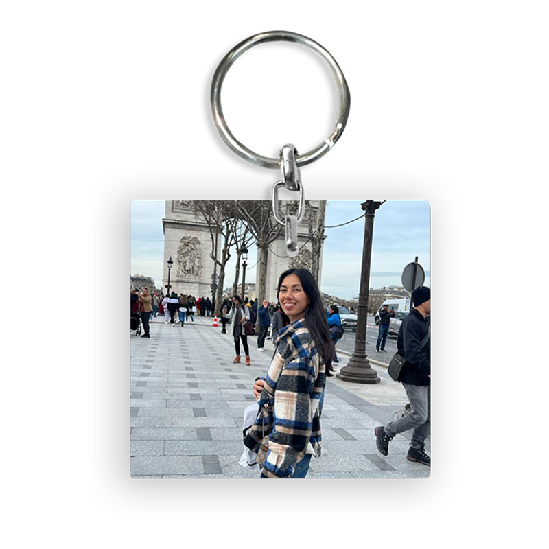 מחזיק מפתחות ריבוע עם תמונה אישית מודפסת בעיצוב סימטרי - שוגיס.