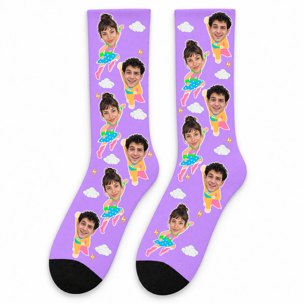 גרבי גיבורי העל של שוגיס בצבע סגול, עם פני גבר ואישה על דמויות מעופפות, עננים, ברקים וקצות אצבעות שחורים