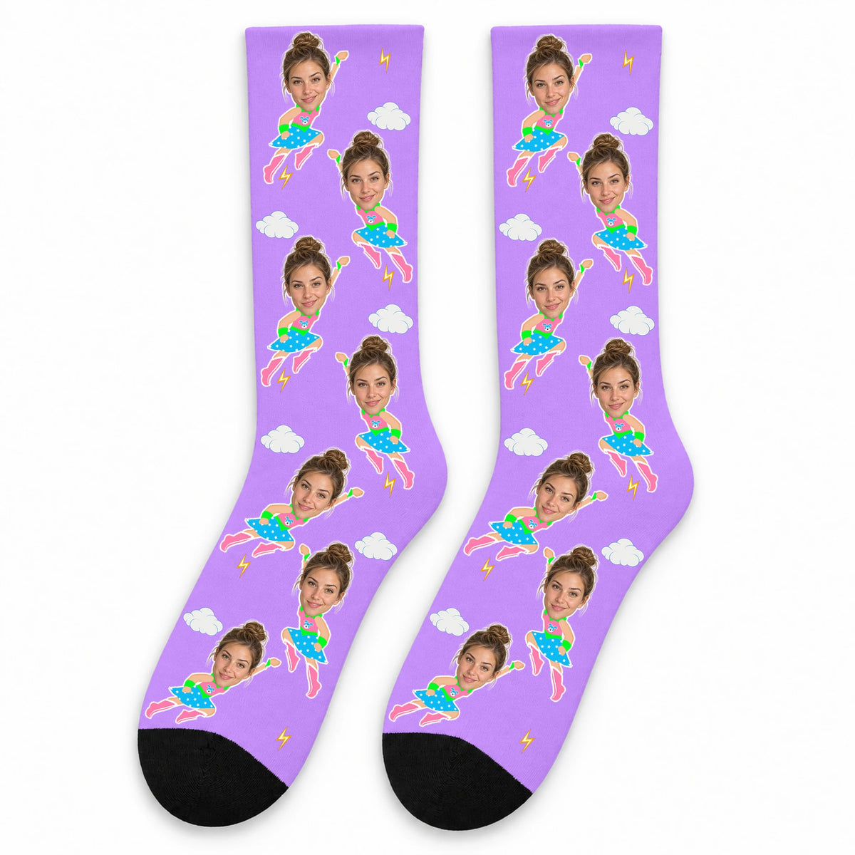 גרביים לגיבורת העל בצבע סגול, עם פני אישה על דמות גיבורת על מעופפת, עננים וברקים בהדפס חוזר